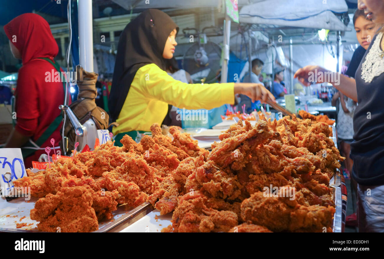 Fried Chicken vom Hersteller angeboten. Thai Street Nachtmarkt, Krabi, Thailand. Asien. Stockfoto