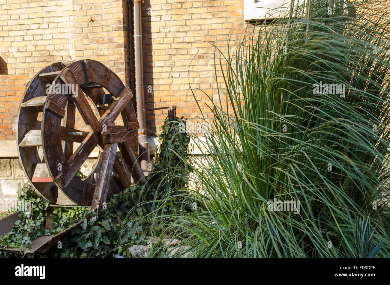 Hölzernes Rad von einer alten Wassermühle Stockfoto