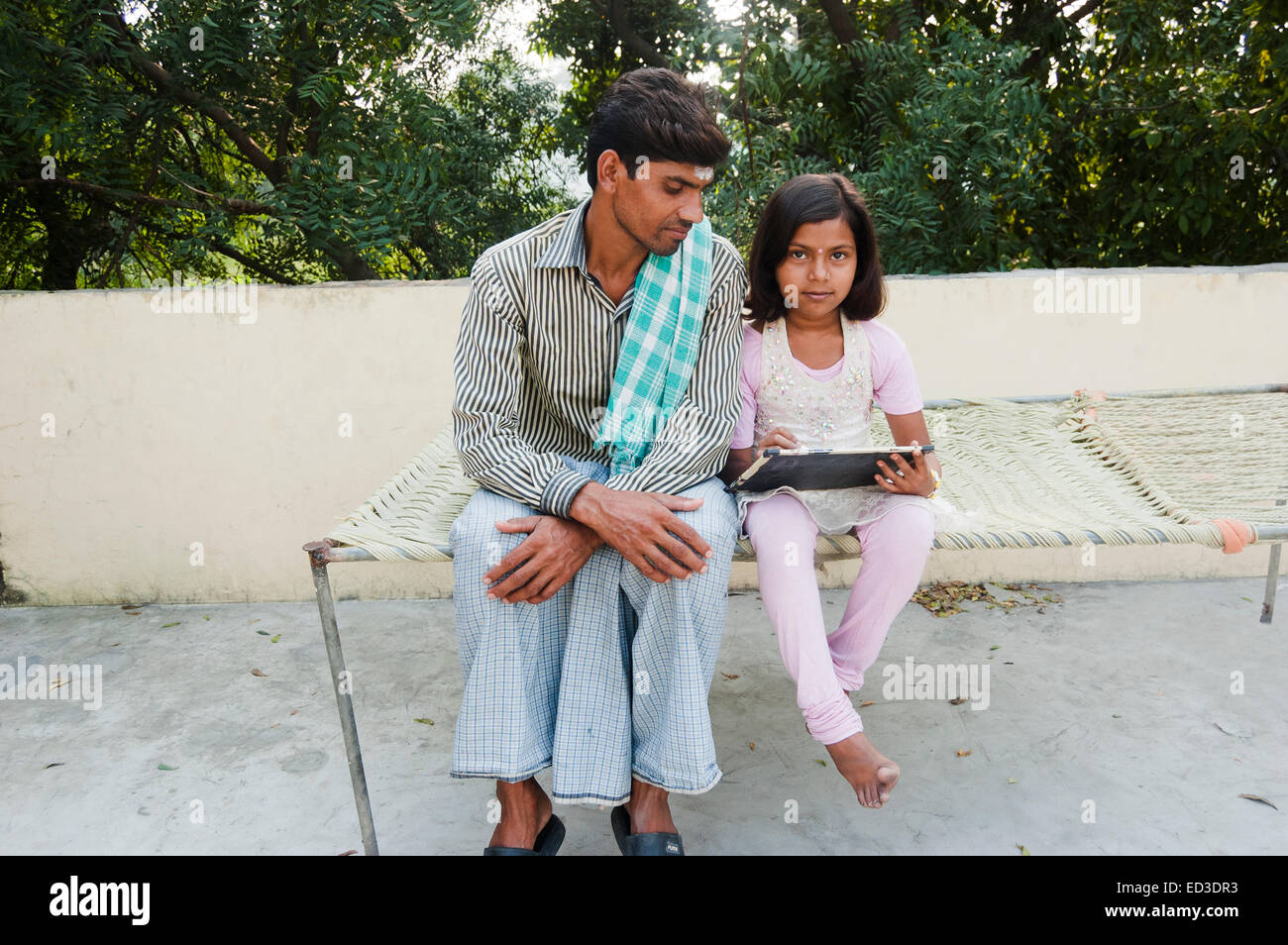 indische ländlichen Vater und Tochter-Studie Stockfoto
