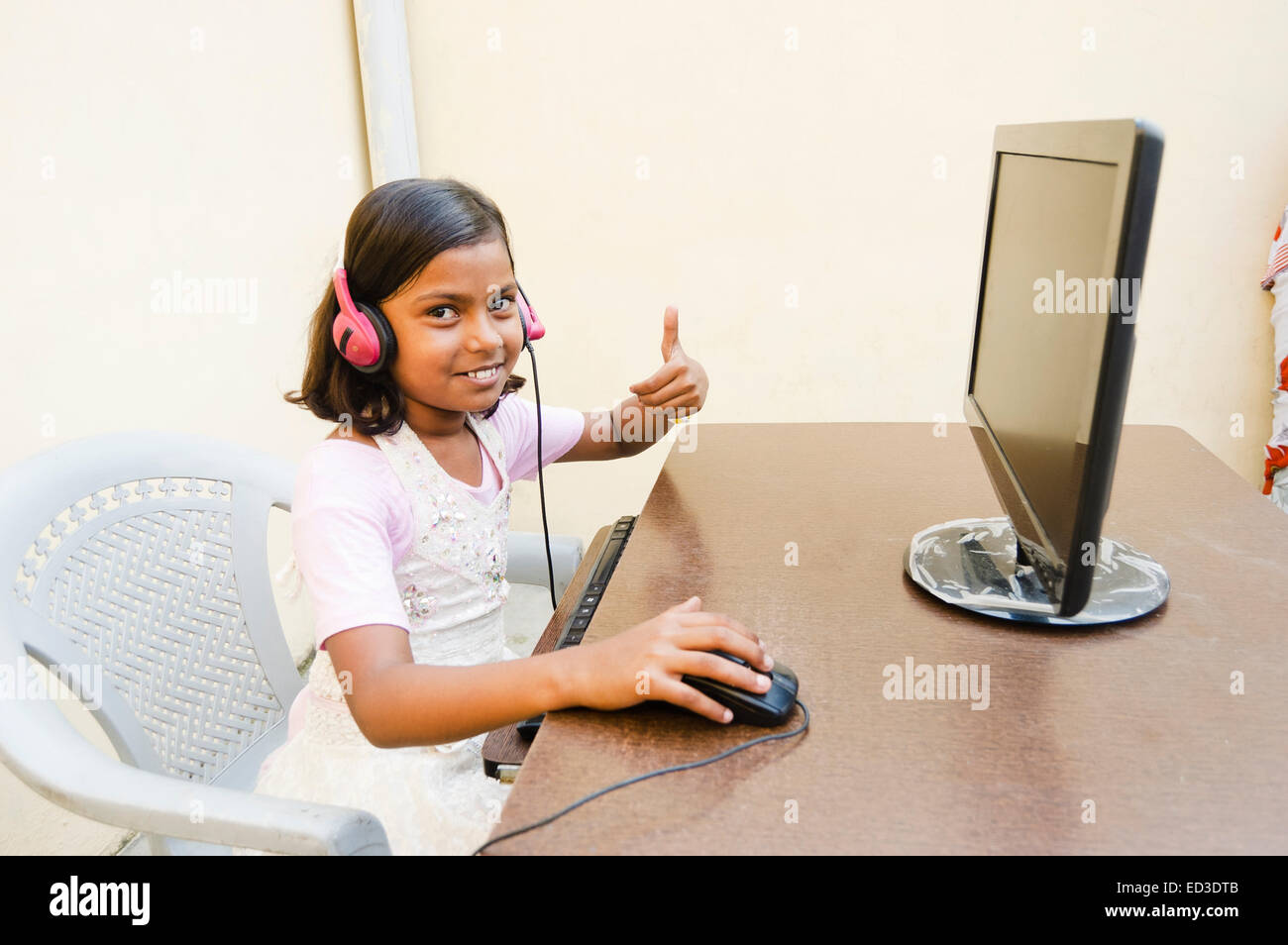 1 indische ländliche Kind Mädchen Computer arbeiten Stockfoto