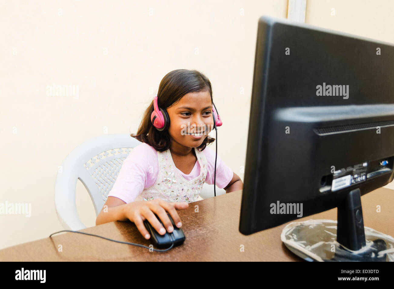 1 indische ländliche Kind Mädchen Computer arbeiten Stockfoto