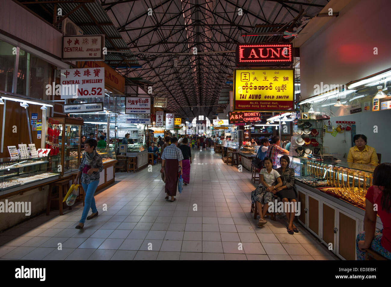 Innen Bogyoke Aung San-Markt - Yangon (Rangoon) Stockfoto