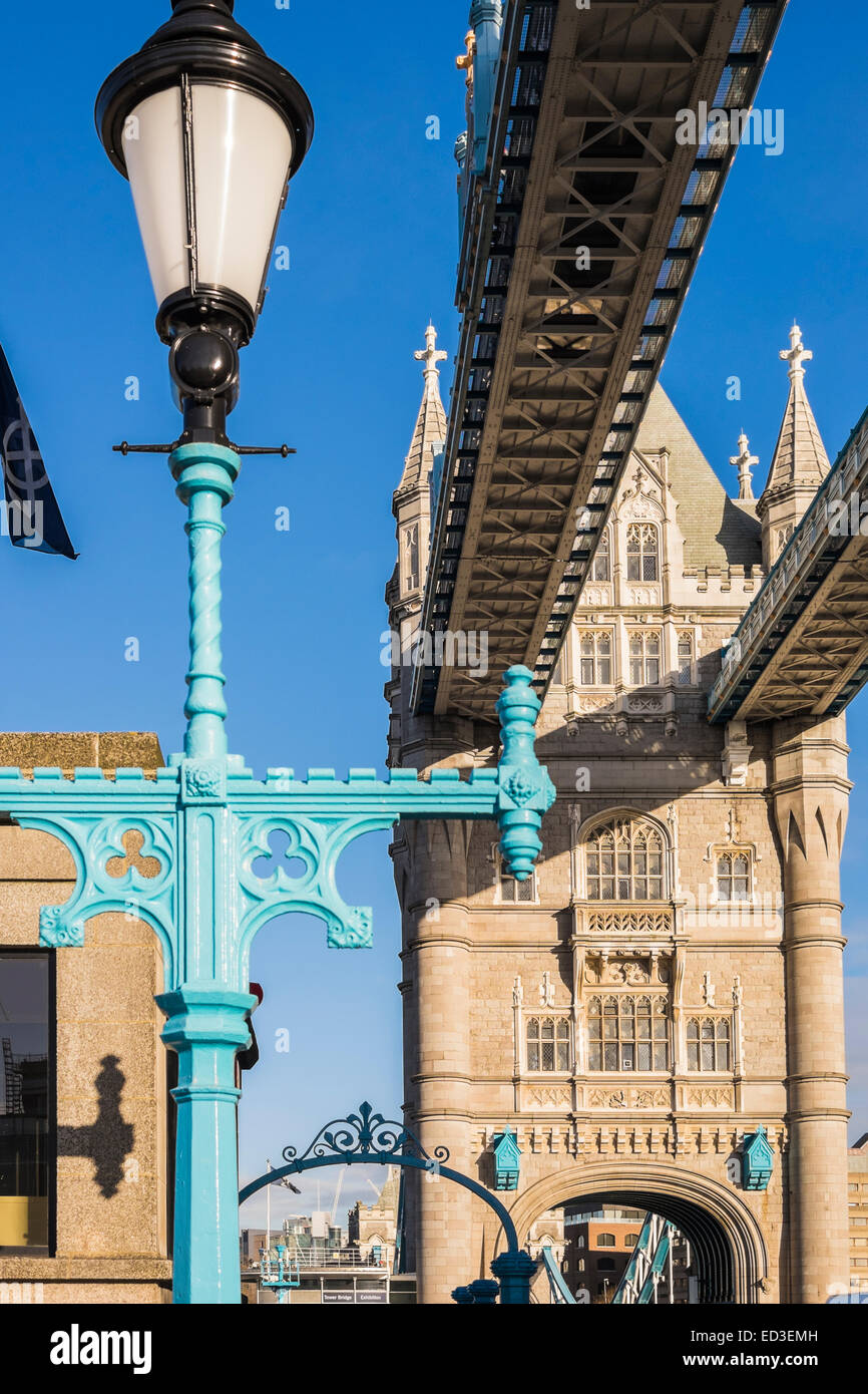 Tower Bridge überquert die Themse - London Stockfoto