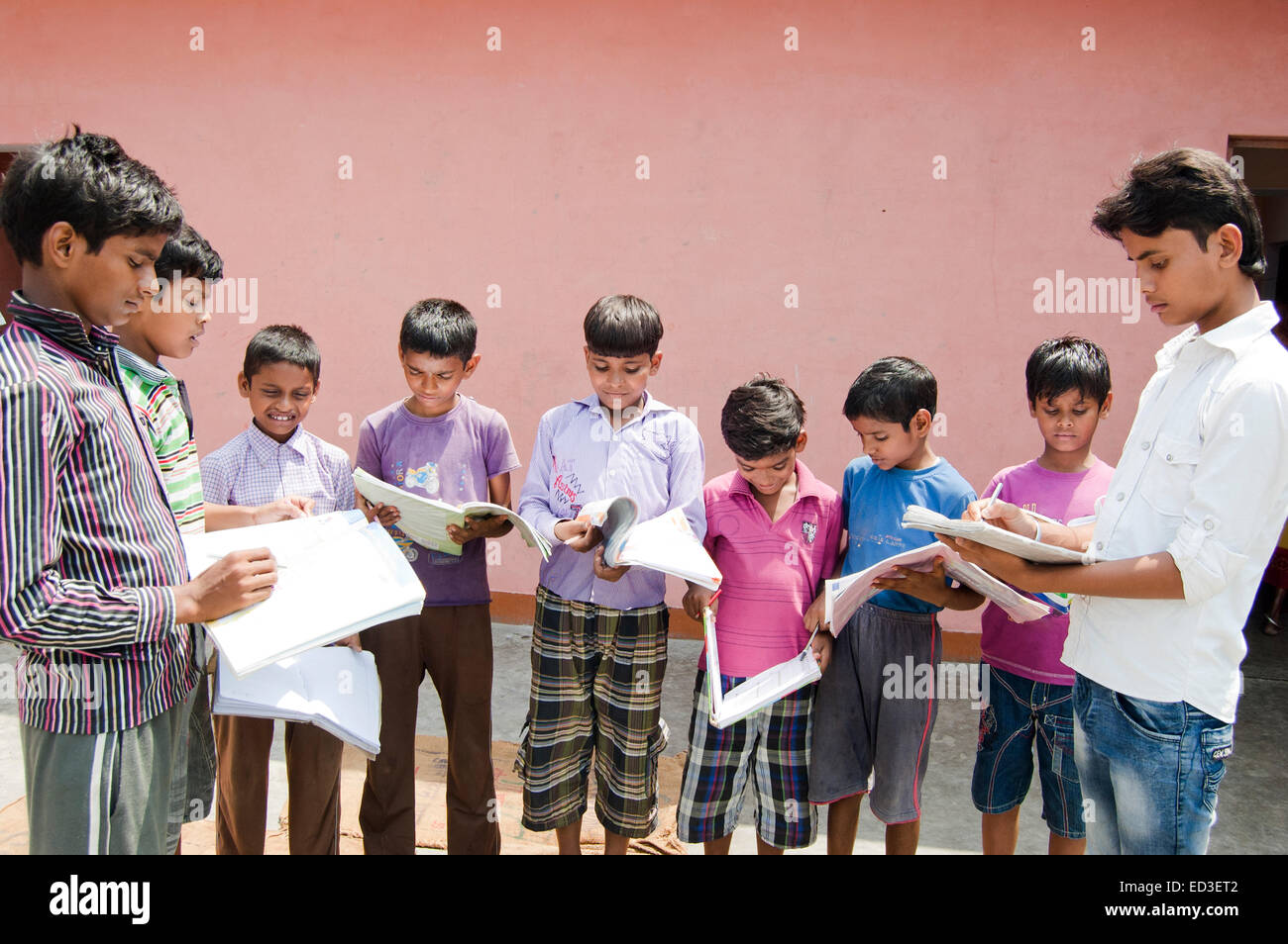 indische ländlichen Kinder Gruppe Studenten studieren Stockfoto