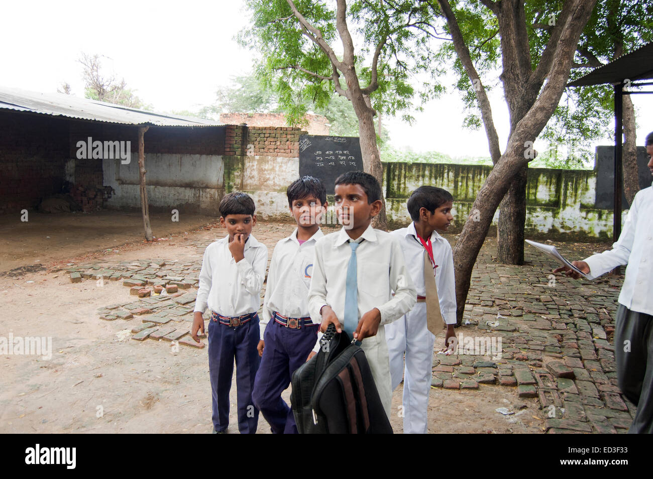 indische ländlichen Kinder Gruppe Schüler zu Fuß Stockfoto