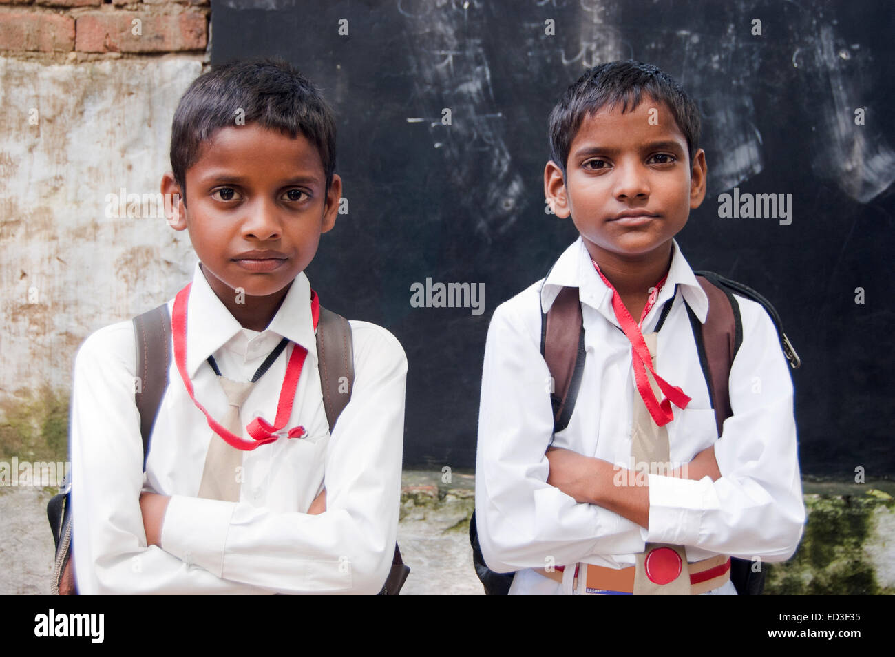 2 indische ländlichen Kinder jungen Schülerinnen und Schüler Stockfoto