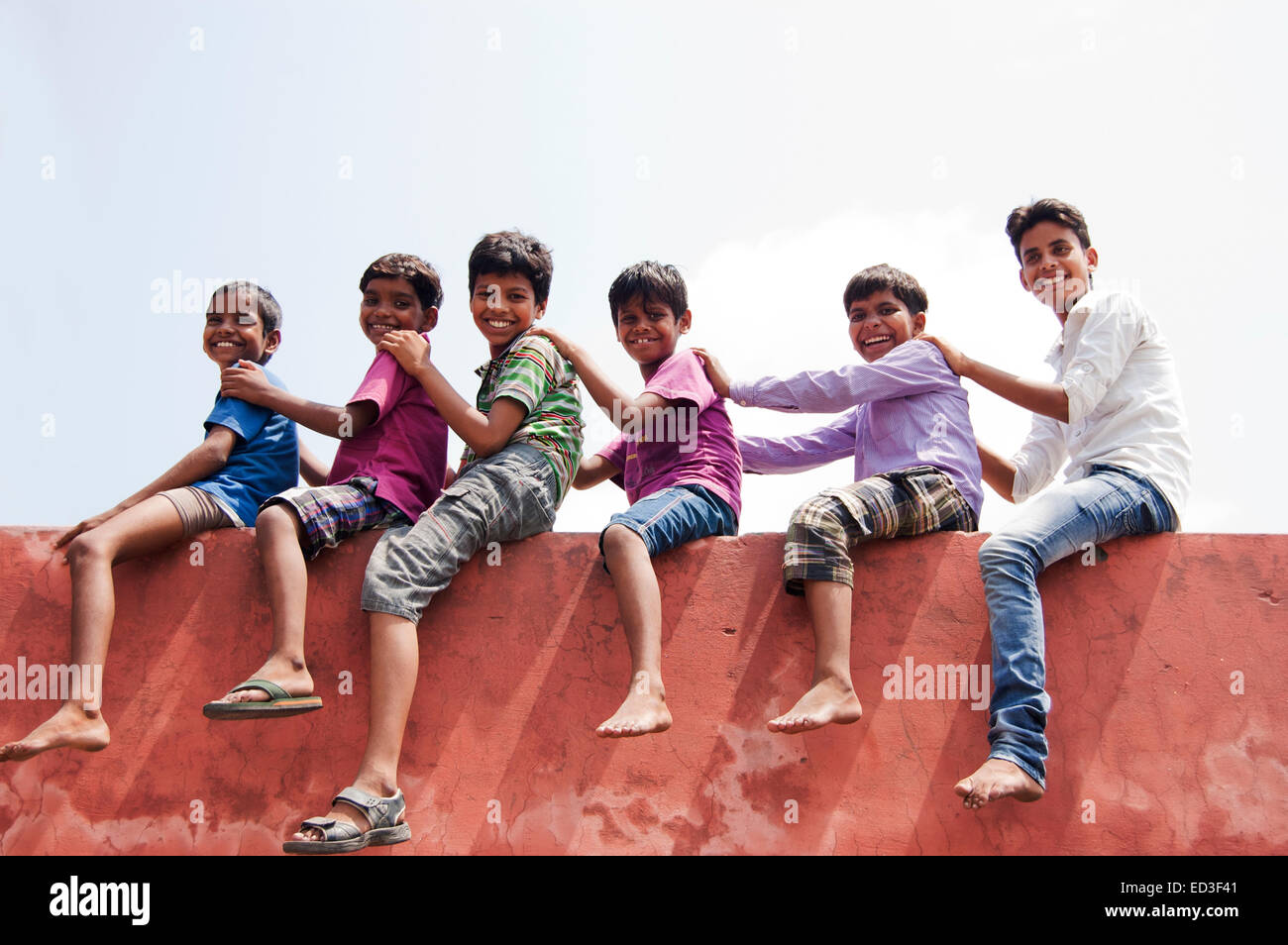 indische ländlichen Gruppe Kinder Jungen Spaß Stockfoto