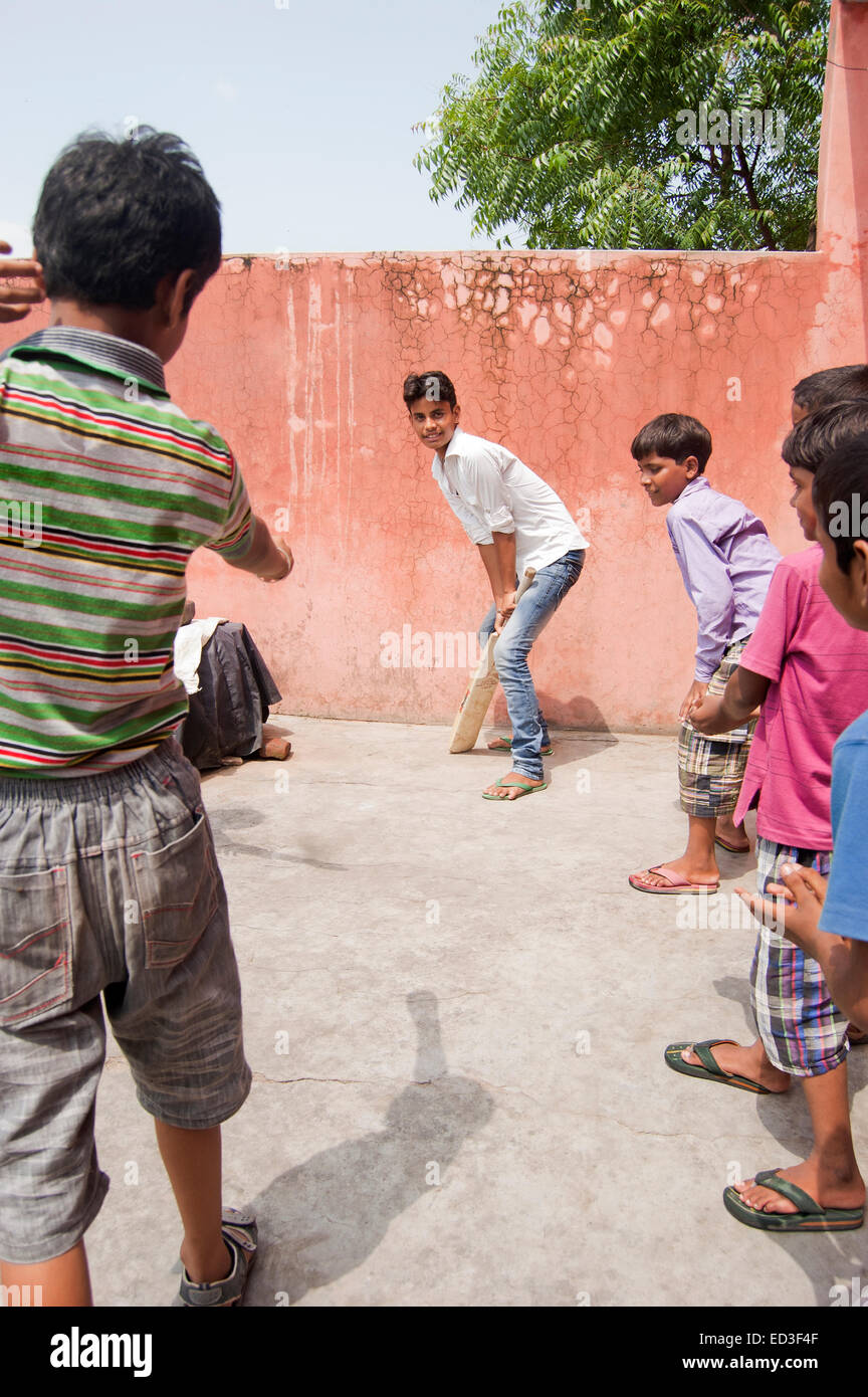indische ländlichen Gruppe Kinder Boys spielen cricket Stockfoto