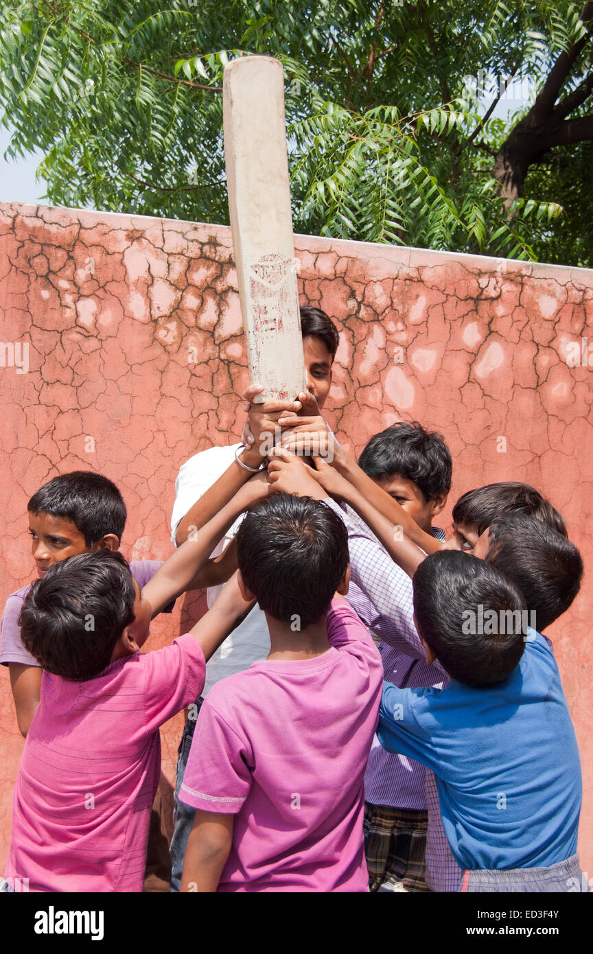 indische ländlichen Gruppe Kinder Boys spielen cricket Stockfoto