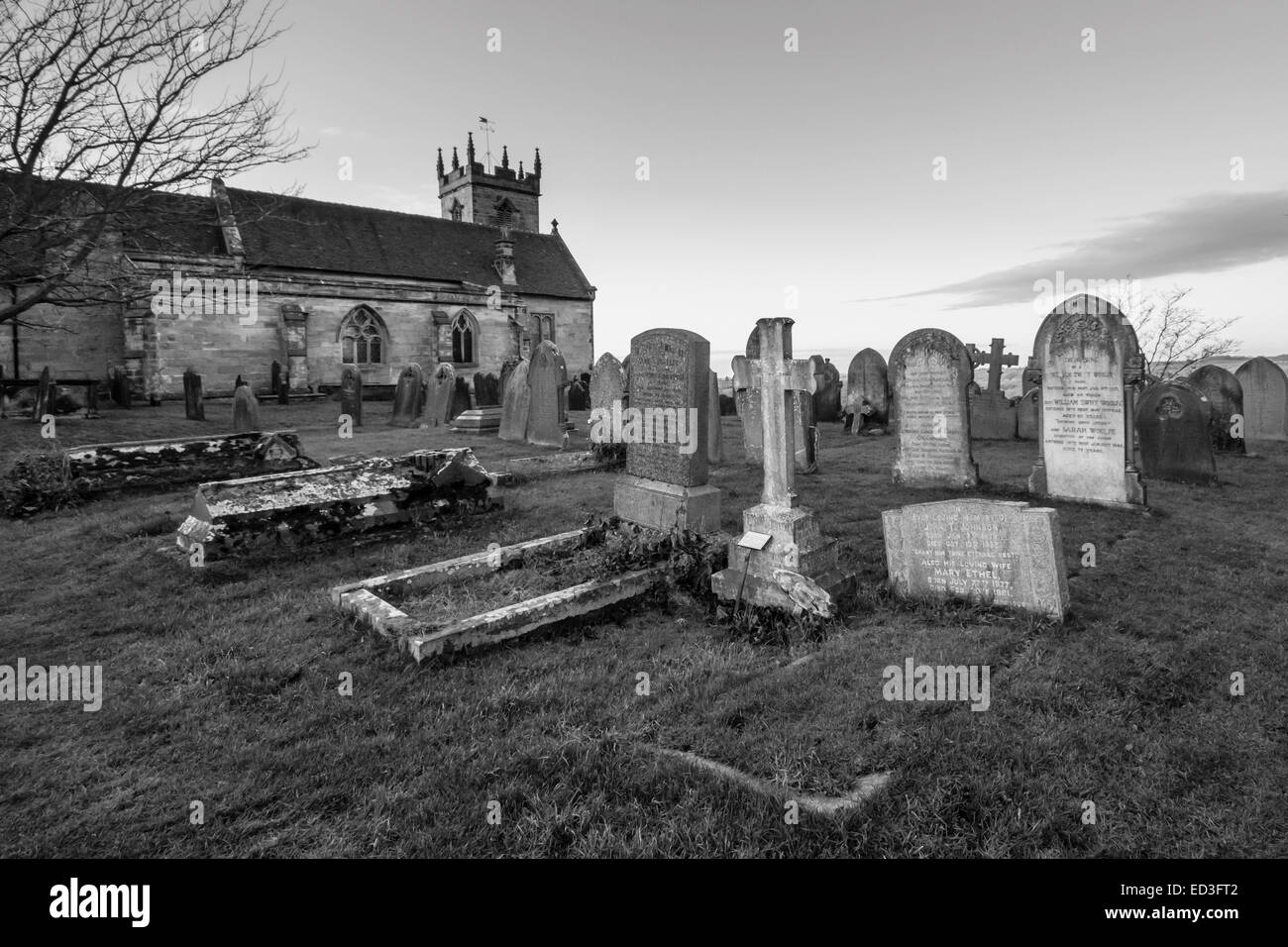 SANDON, STAFFORDSHIRE, Vereinigtes Königreich - 24. Dezember: Sandon Dorfkirche umgeben von Grabsteinen 24. Dezember 2014 in Sandon Stockfoto