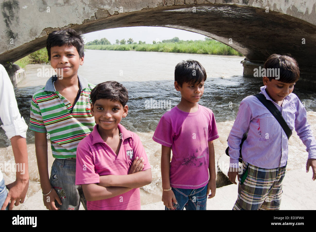 indische ländlichen Kinder jungen Brücke Seite Spaß Stockfoto