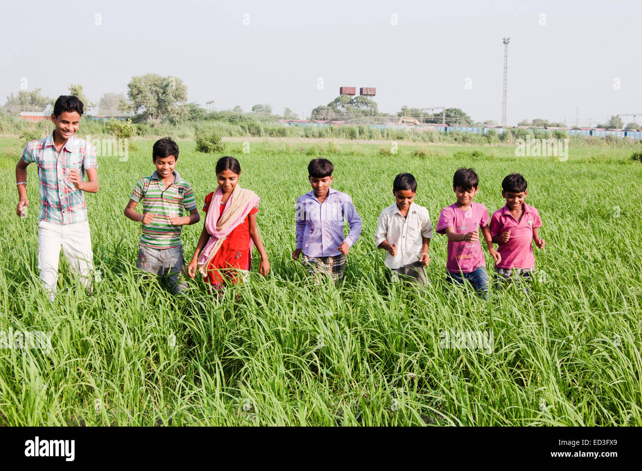 indische ländlichen Kinder Gruppe Bauernhof Spaß Stockfoto