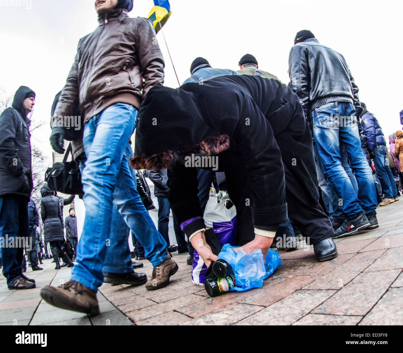 Kiew, Ukraine. 25. Dezember 2014. Heute, 25. Dezember 2014 in Kiew, Ukraine, in der Nähe das Verkhovna Rada der Vertreter des staatlichen Unternehmens "Ukrspirt" protestieren mit Plakate gegen die Privatisierung der "Ukrspirt" und skandierten "Armee - Waffen," Ukrspirt - werden! "Darüber hinaus brachten die Demonstranten mit Alkohol, Veranstalter versprochen, auf dem Platz vor dem Parlament vorbereiten"Molotov-Cocktail"zu zeigen. Sie brachten mit mehr als 10 Packungen mit Bier und einen Kanister mit einer unbekannten Flüssigkeit. Bildnachweis: Igor Golovnov/Alamy Live-Nachrichten Stockfoto