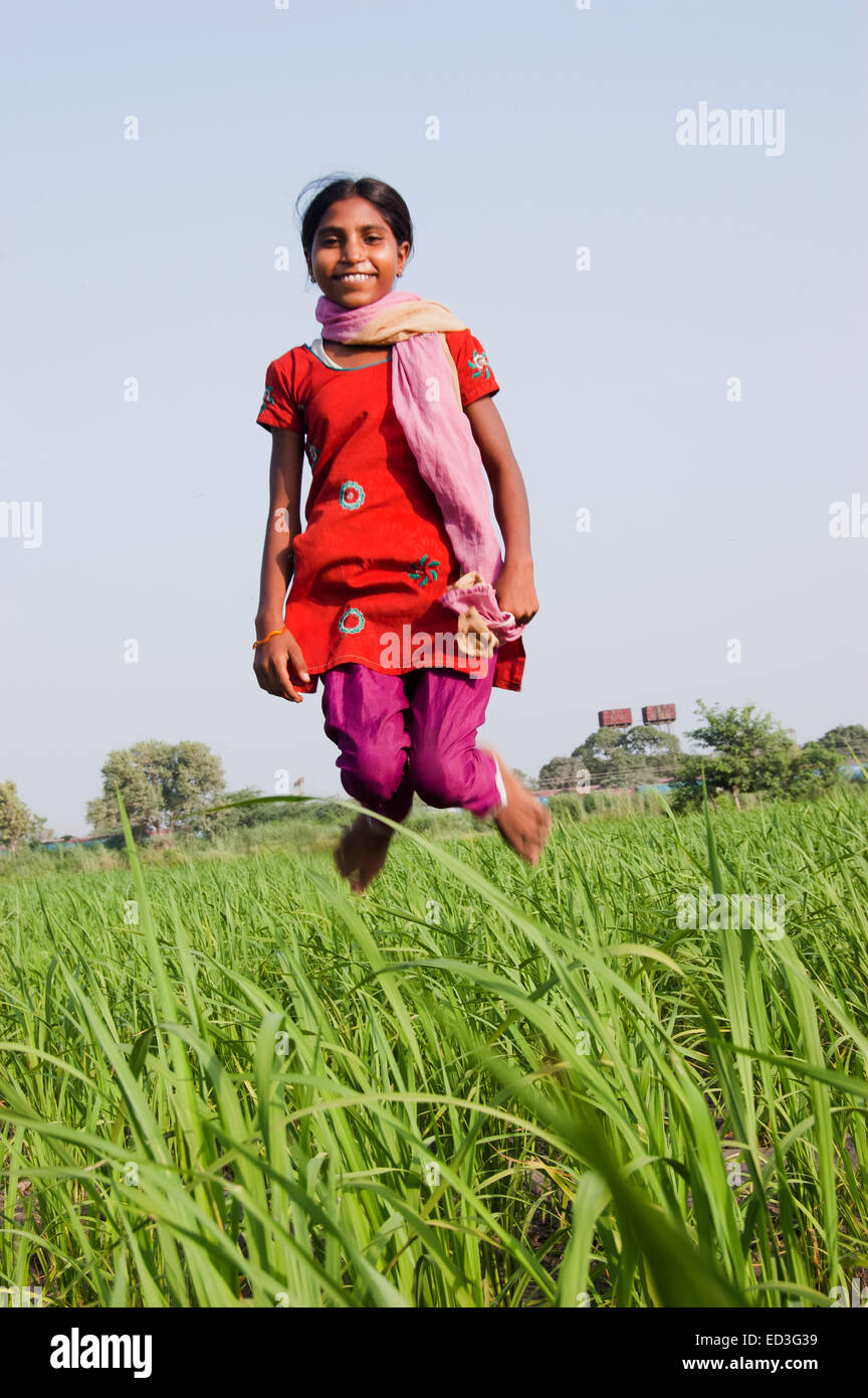 1 indische ländliche Kind Mädchen Bauernhof Spaß Stockfoto