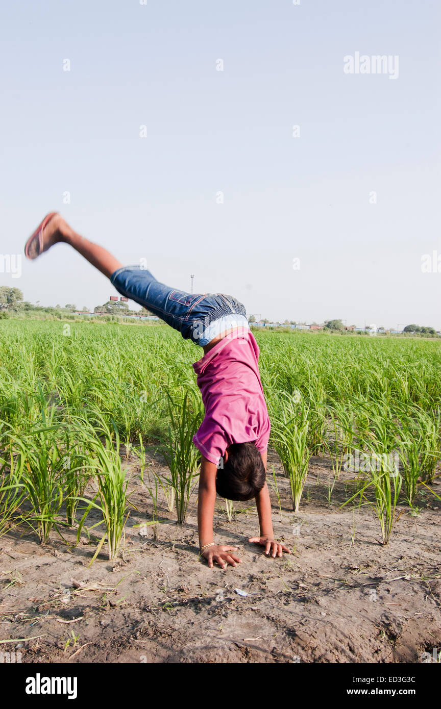 1 indische ländliche Kind junge Bauernhof stunt Stockfoto