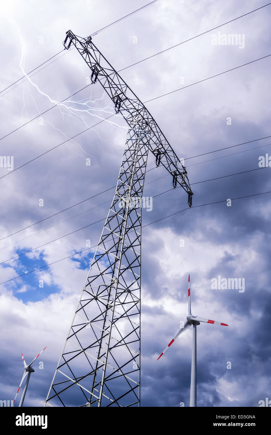 elektrische Turm und Windgenerator und Gewitterwolken (alternative Energien) Stockfoto
