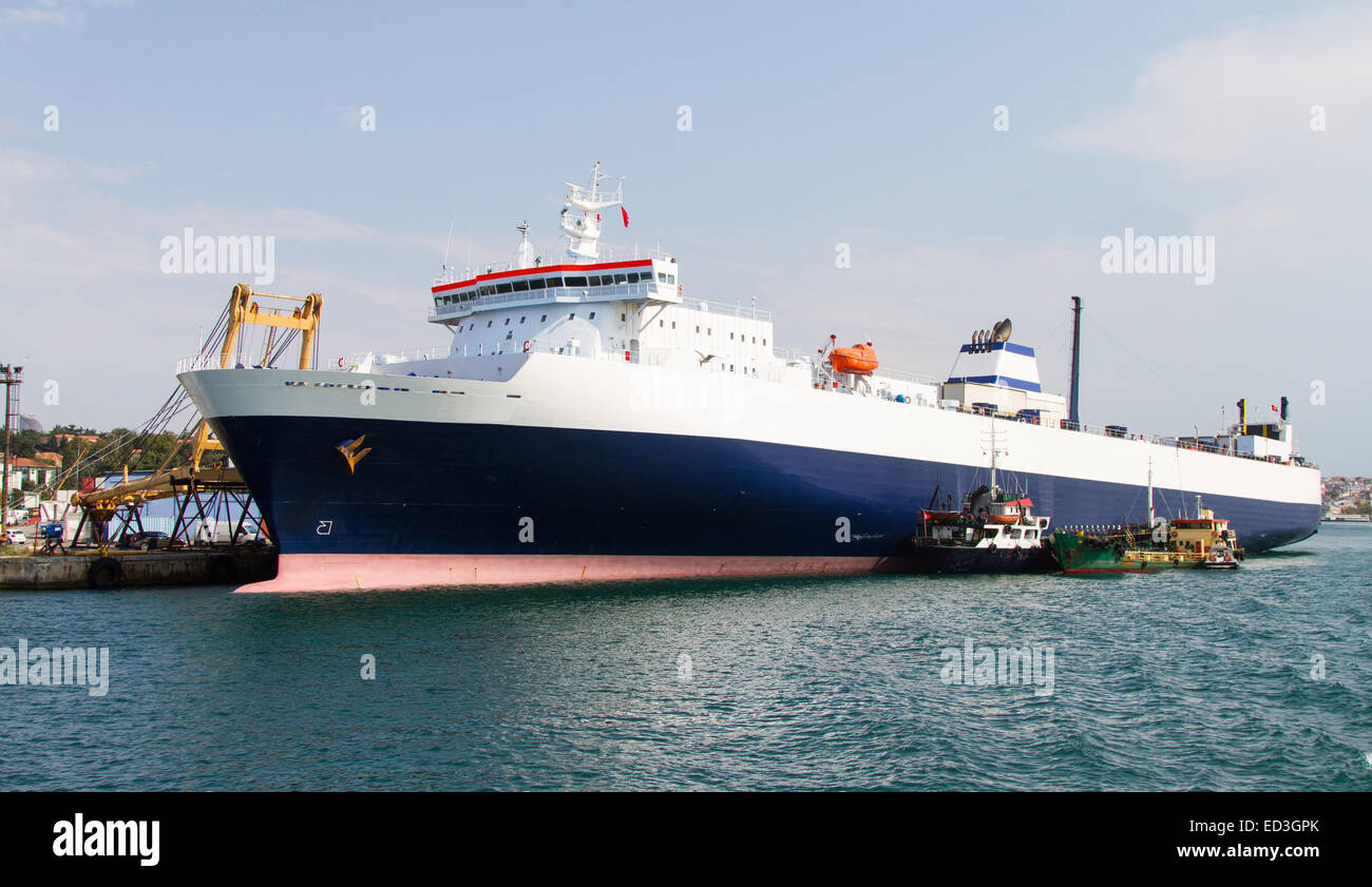 Eine Roro-Schiff ist in einem Hafen warten. Stockfoto