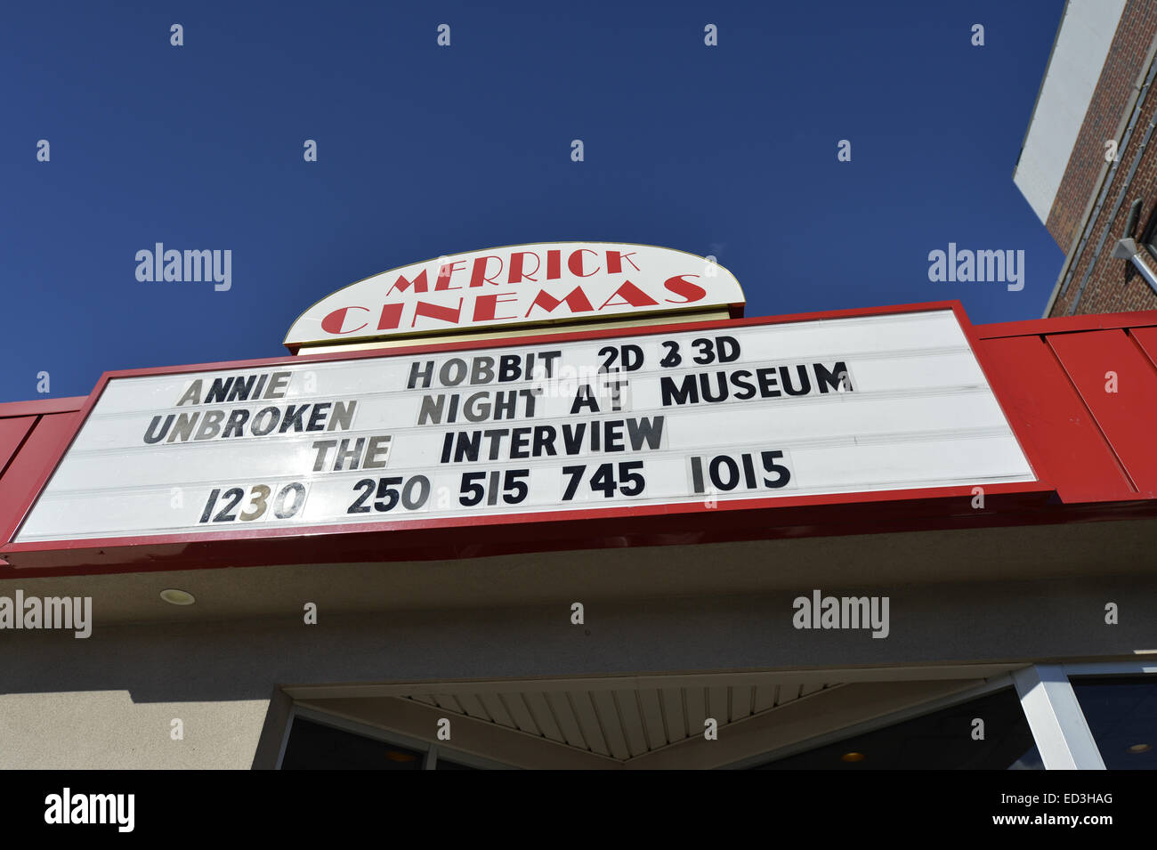 Merrick, New York, USA. 25. Dezember 2014. Das Interview, die umstrittene Komödie von Sony Pictures Entertainment, spielt in Merrick Kinos, gedacht, um das einzige Kino zeigt es in Nassau County, Long Island, am Weihnachtstag. Im November Hacker Sony Pictures Computer gehackt und später drohte Planung, The Interview, in dem Stars James Franco und Seth Rogen Zivilisten von Nordkoreas Diktator Kim Jong-un zu ermorden CIA rekrutiert spielen Theater. Aufgrund der terroristischen Bedrohungen Sony ursprünglich abgebrochen Veröffentlichung des Films, aber dann änderte seine Pläne wieder. Stockfoto