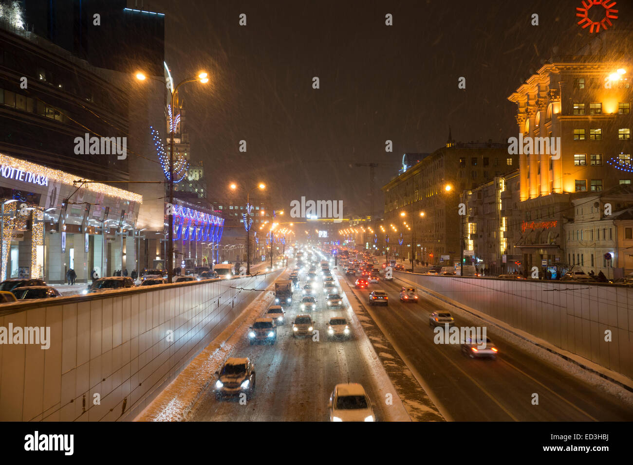 Moskau, Russland. 25. Dezember 2014. Heftige Schneefälle in Moskau verursacht massiven Verkehr Marmeladen. Bildnachweis: Elkhan Mamedov/Alamy Live-Nachrichten Stockfoto