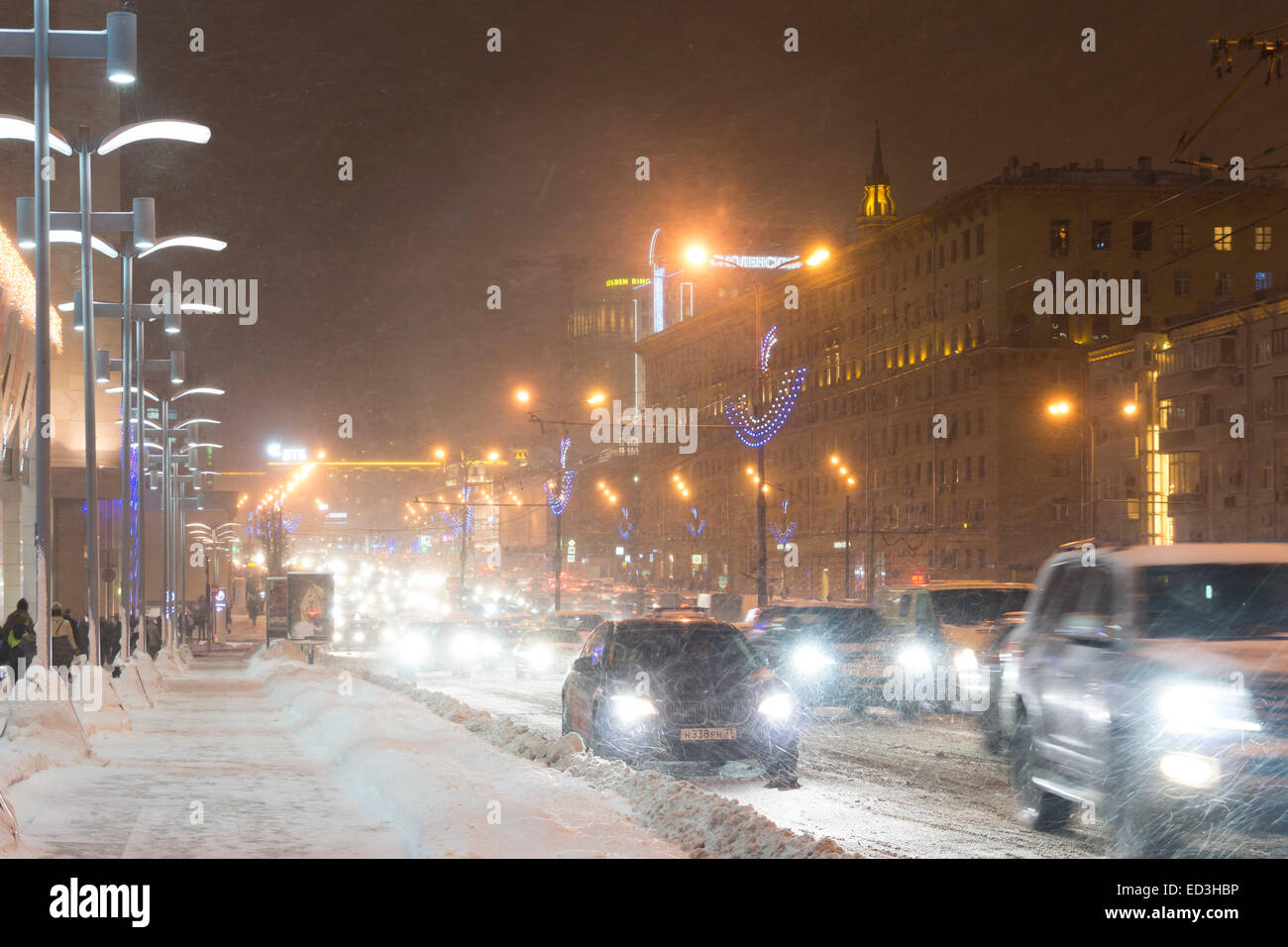 Moskau, Russland. 25. Dezember 2014. Heftige Schneefälle in Moskau verursacht massiven Verkehr Marmeladen. Bildnachweis: Elkhan Mamedov/Alamy Live-Nachrichten Stockfoto