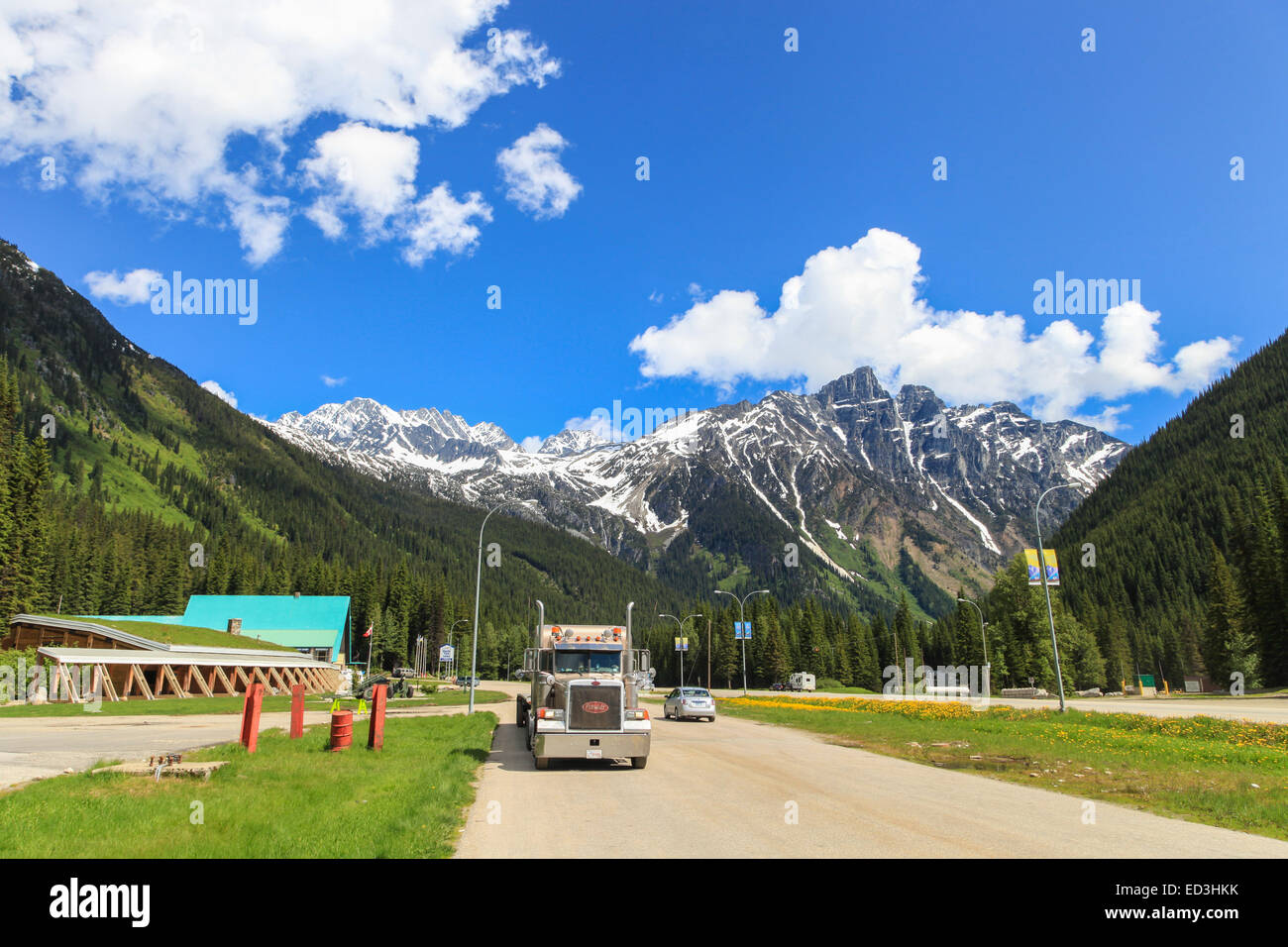 Rogers Pass, BC Kanada, Peterbilt 379 mit leeren Anhänger auf Rastplatz geparkt Stockfoto