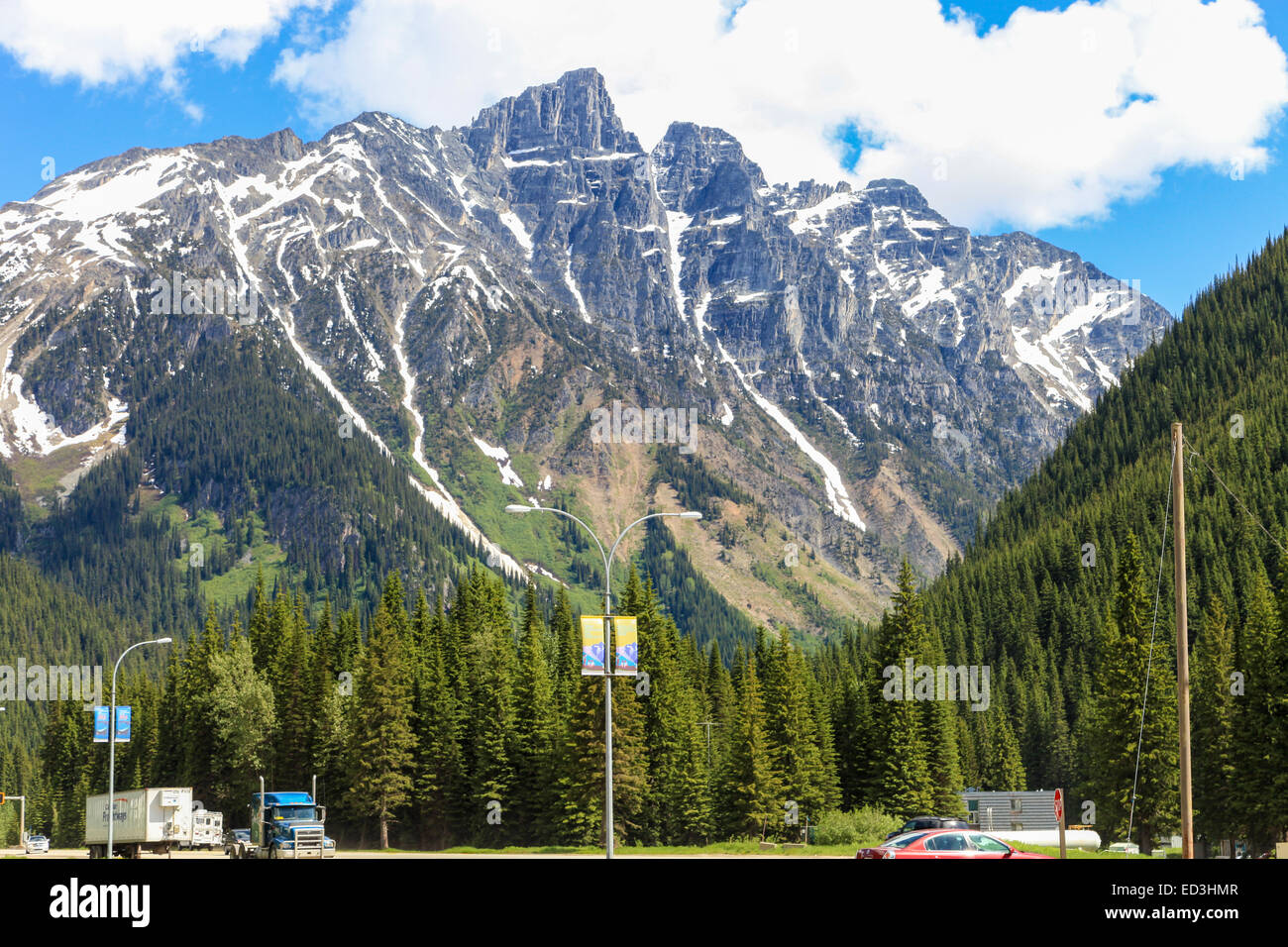 Rogers Pass, British Columbia, Kanada. Rastplatz mit schneebedeckten Bergen und Tannen Stockfoto