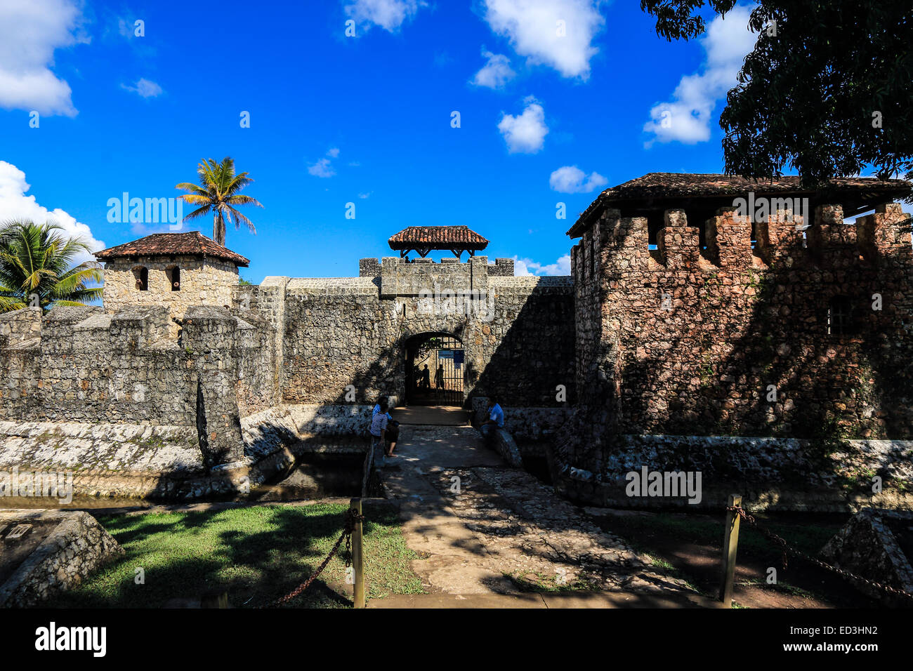 Eingangstor zum Castillo de San Felipe de Lara, eine Festung befindet sich am Eingang zum Lago Izabal in Rio Dulce, Guatemala. Stockfoto