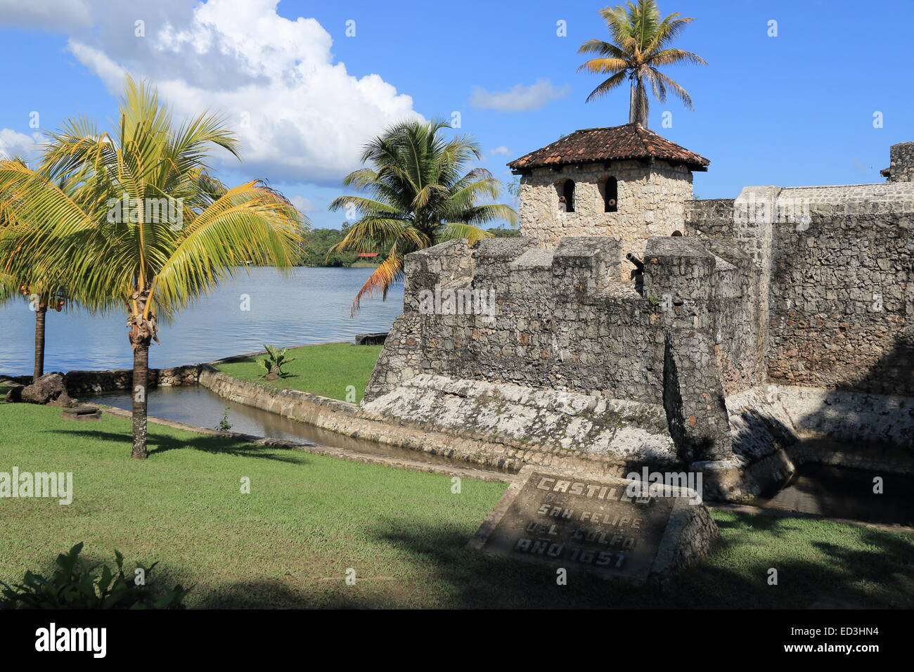Eingangstor zum Castillo de San Felipe de Lara, eine Festung befindet sich am Eingang zum Lago Izabal in Rio Dulce, Guatemala. Stockfoto