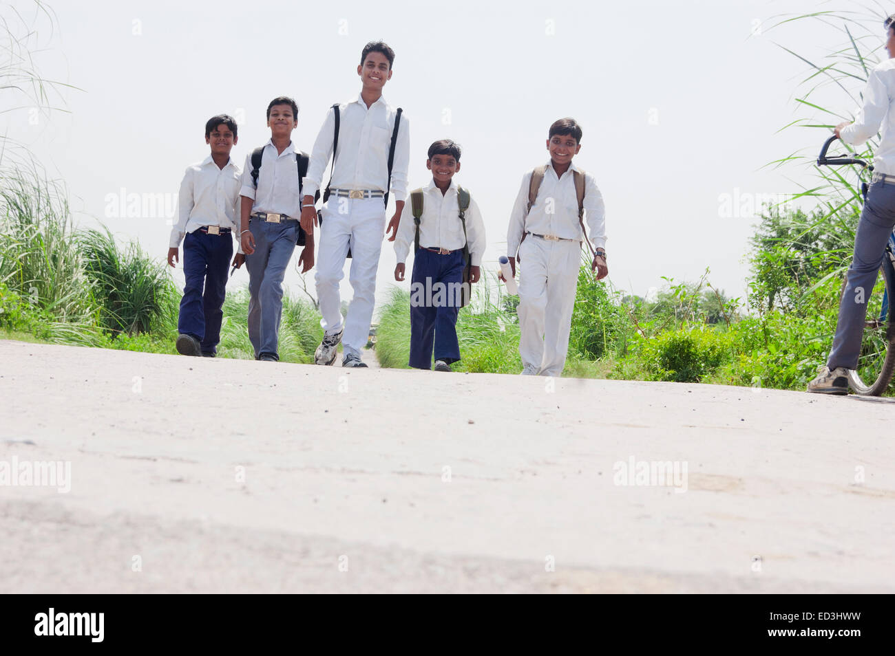 indische ländlichen Kinder Schülerinnen und Schüler zu Fuß Stockfoto