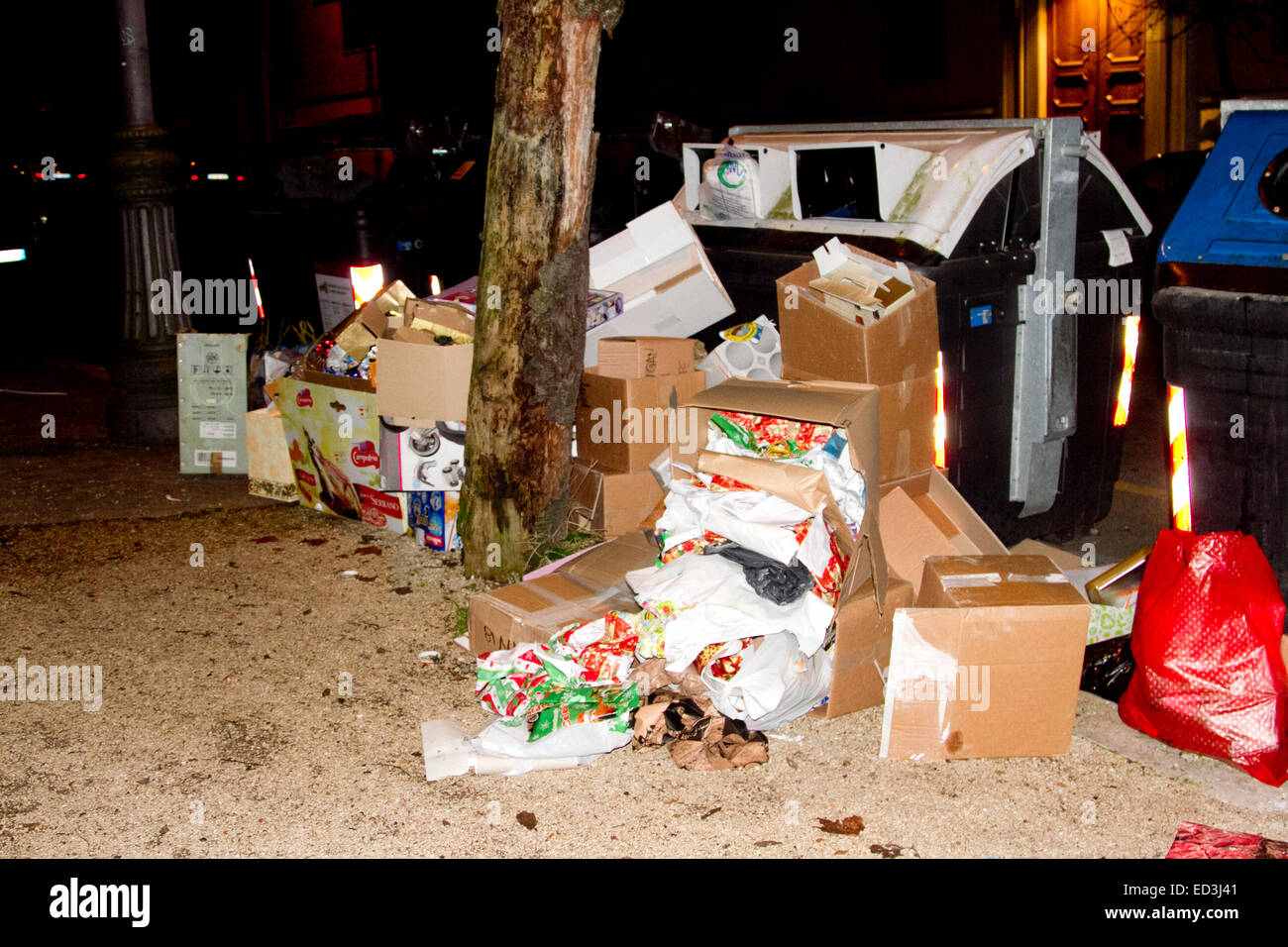 Rom Italien. 25. Dezember 2014. Weihnachten-Boxen und Verpackungen links auf Straße bin Sammlung zeigt Credit: Amer Ghazzal/Alamy Live-Nachrichten Stockfoto