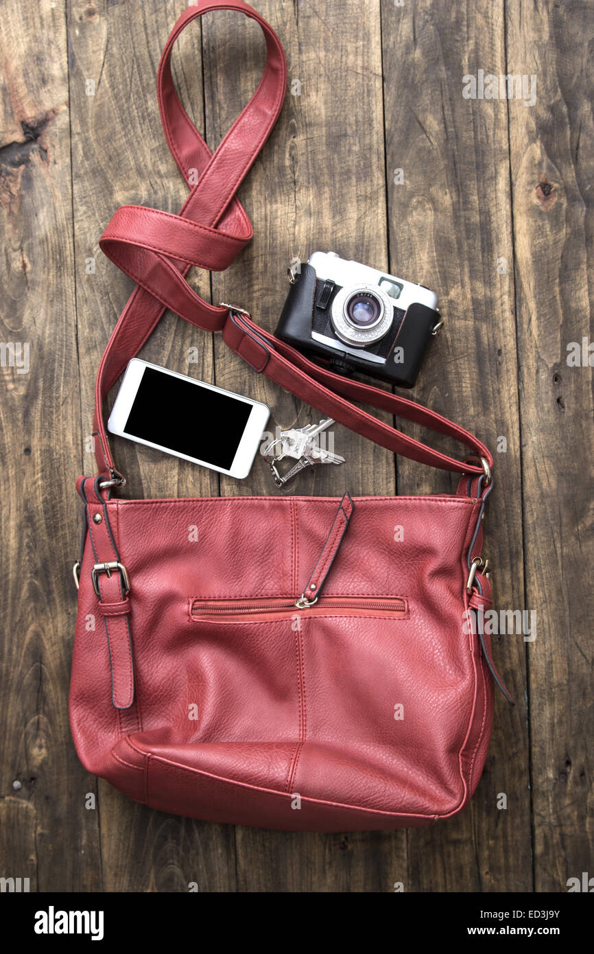 Frau Tasche stopfen, Handtasche über rustikale Holz Hintergrund Stockfoto