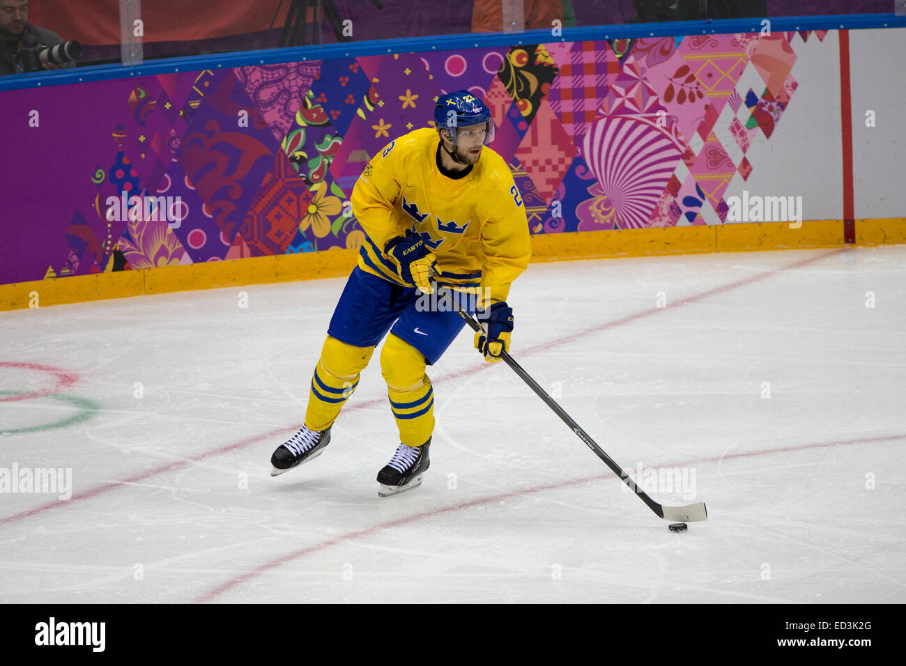 Alexander Edler (SWE)-23, während Schweden Vs Slowenien Spiel an die Olympischen Winterspiele Sotschi 2014 Stockfoto