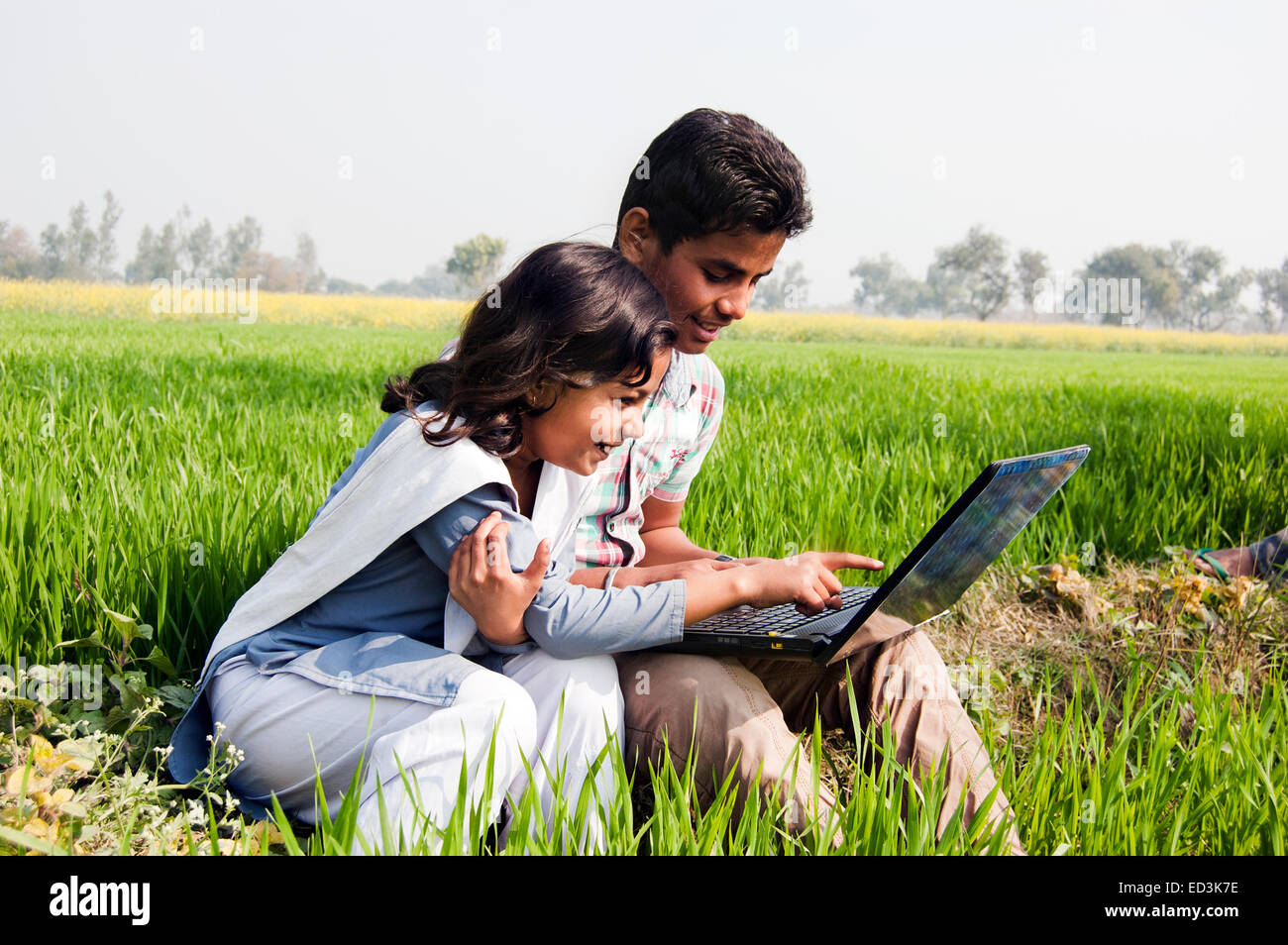 2 indische ländliche Kind Bereich Laptop arbeiten Stockfoto