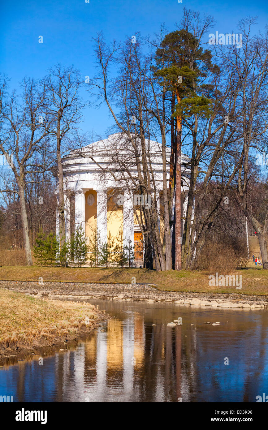 Freundschaft-Tempel. Runde Pavillons im Park von Pawlowsk, Frühling. Sankt-Petersburg, Russland Stockfoto