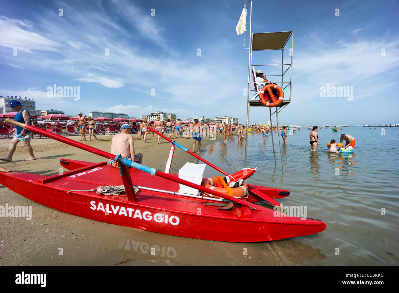 CATTOLICA, Italien - 23.Juni: Menschenmenge am Strand am 23. Juni 2014 in Cattolica, Emilia Romagna, Italien. Zu Beginn des t Stockfoto