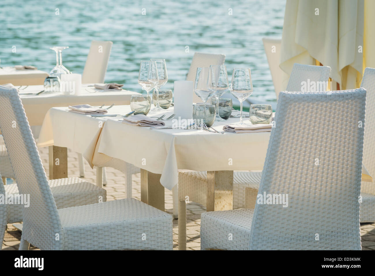 Tisch auf dem Meer Stockfoto
