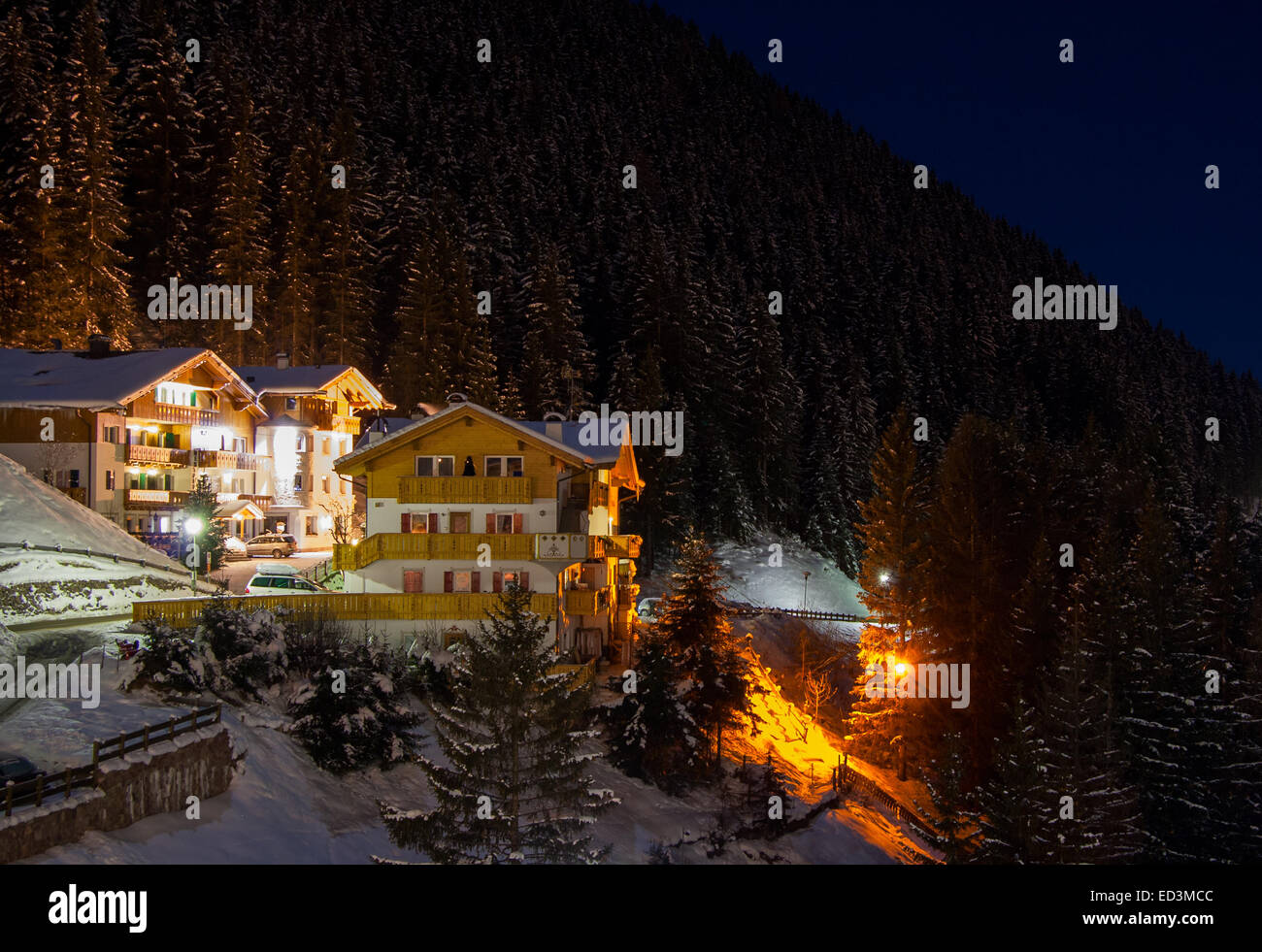 Nachtansicht im Ort an den Berghängen, Dolomiten Alpen, Italien Stockfoto