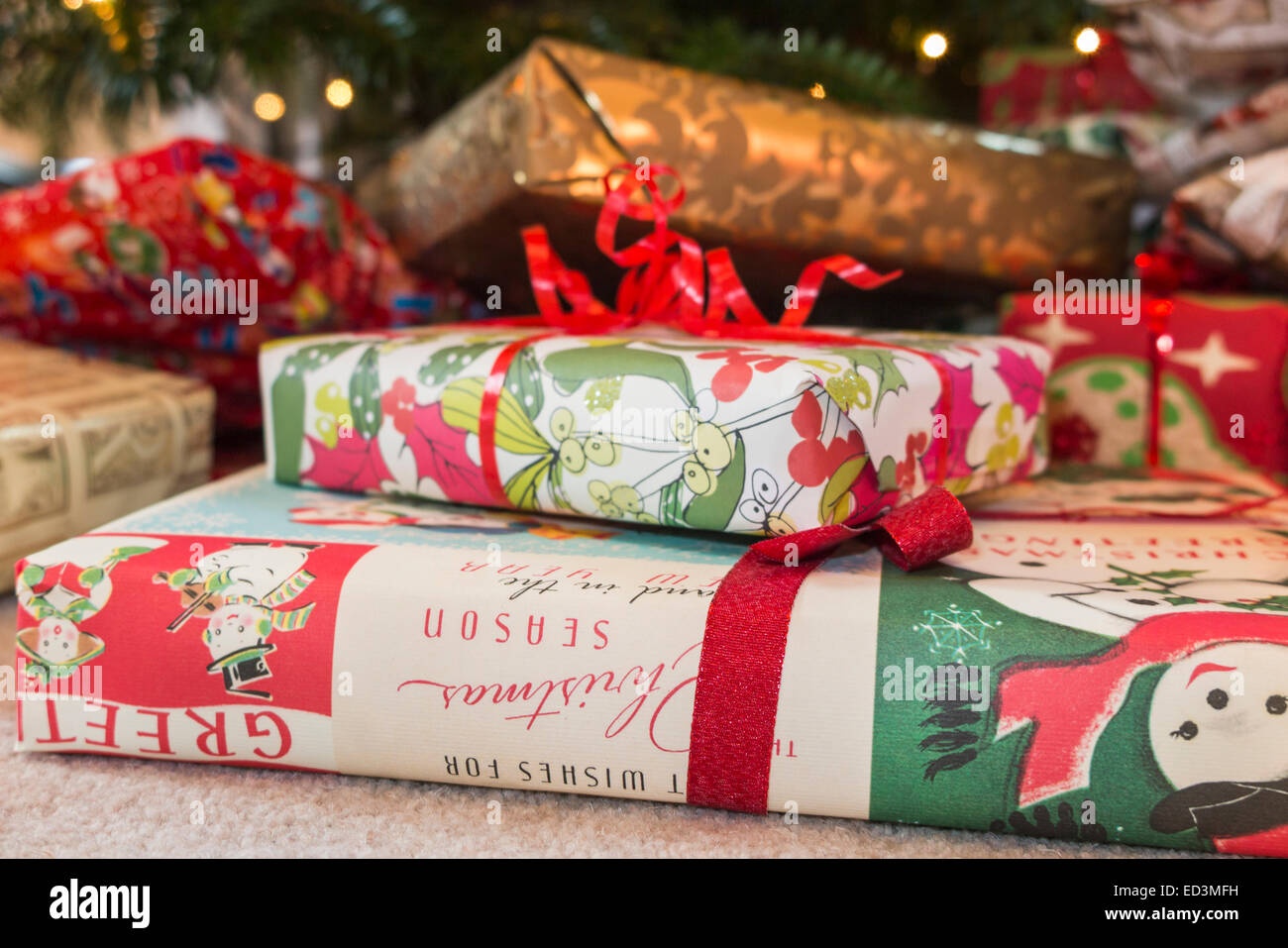 Bunte Weihnachtsgeschenke Unter Einem Traditionellen Echten Weihnachtsbaum Stockfotografie Alamy