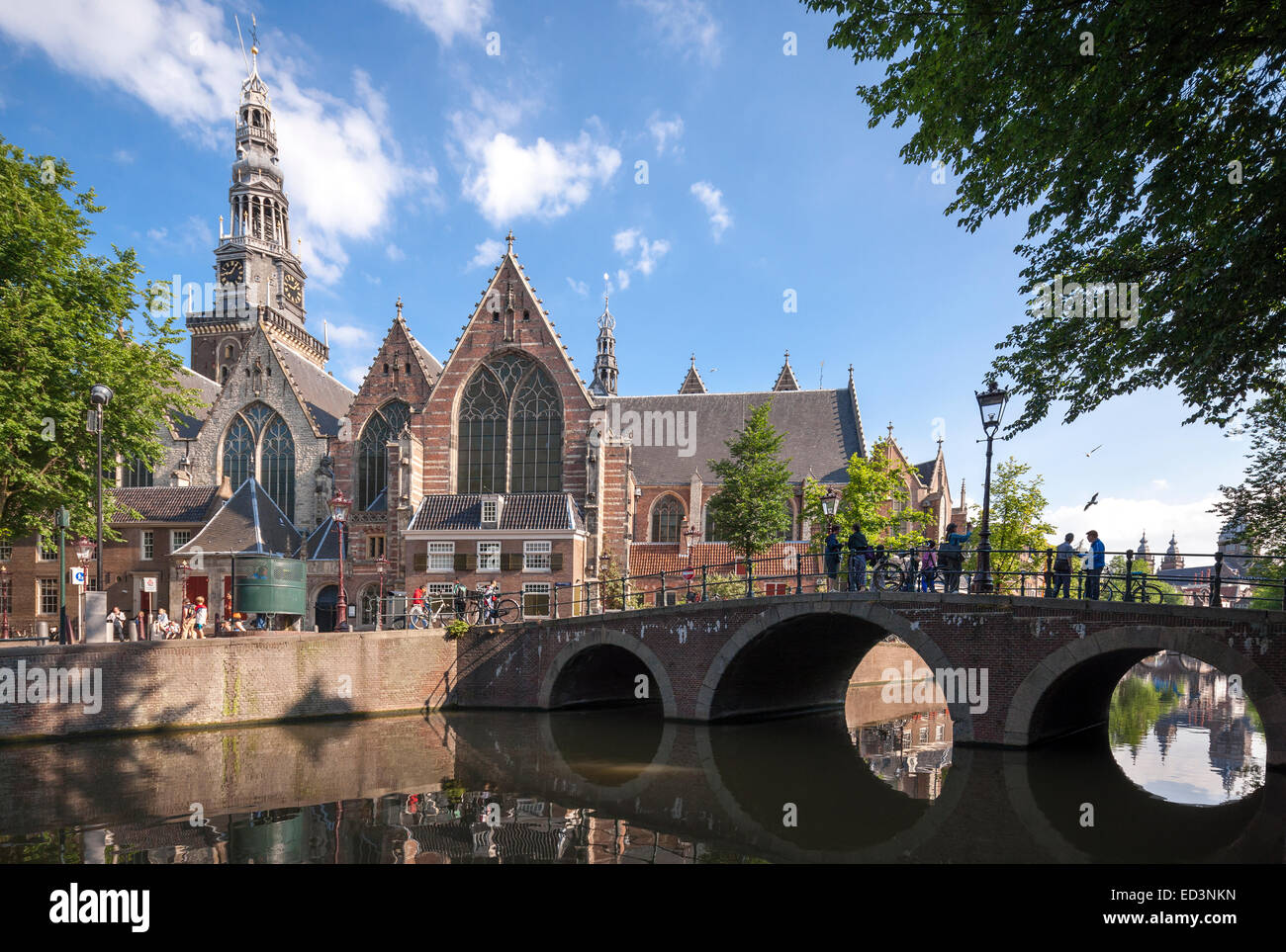 Amsterdam De Oude Kerk, die alte Kirche mit Oudekerksbrug (alte Kirche Brücke) und Oudezijds Voorburgwal Kanal. Stockfoto