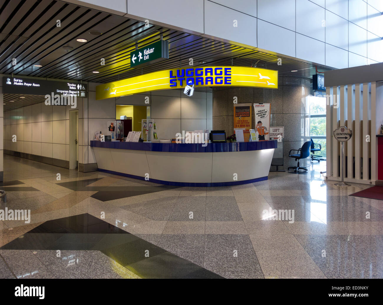 KLIA Kuala Lumpur International Airport Gepäckaufbewahrung in der Ankunftshalle des Flughafens. Stockfoto