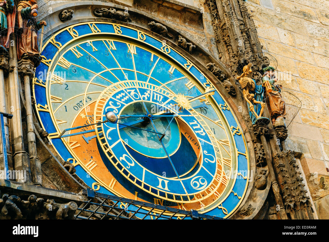 Prager astronomische Uhr am Altstädter Rathaus von 1410 ist die dritte älteste astronomische Uhr In Welt und älteste noch W Stockfoto