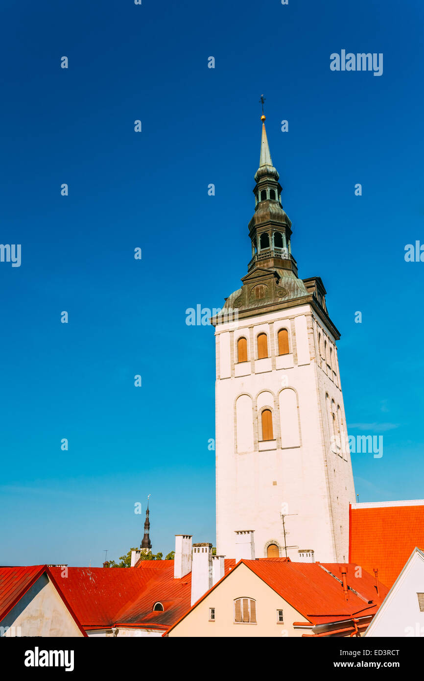 Weiße alte mittelalterliche ehemalige Nikolaikirche (Niguliste) In Tallinn, Estland Stockfoto