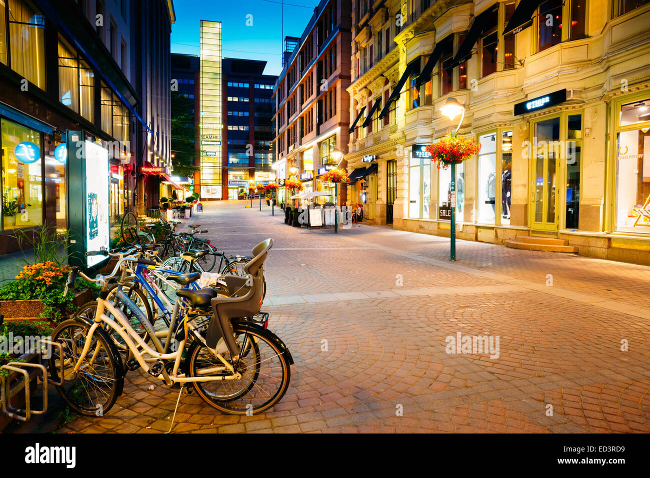 HELSINKI, Finnland - 27. Juli 2014: Nachtansicht Kluuvikatu Straße in Helsinki Stockfoto