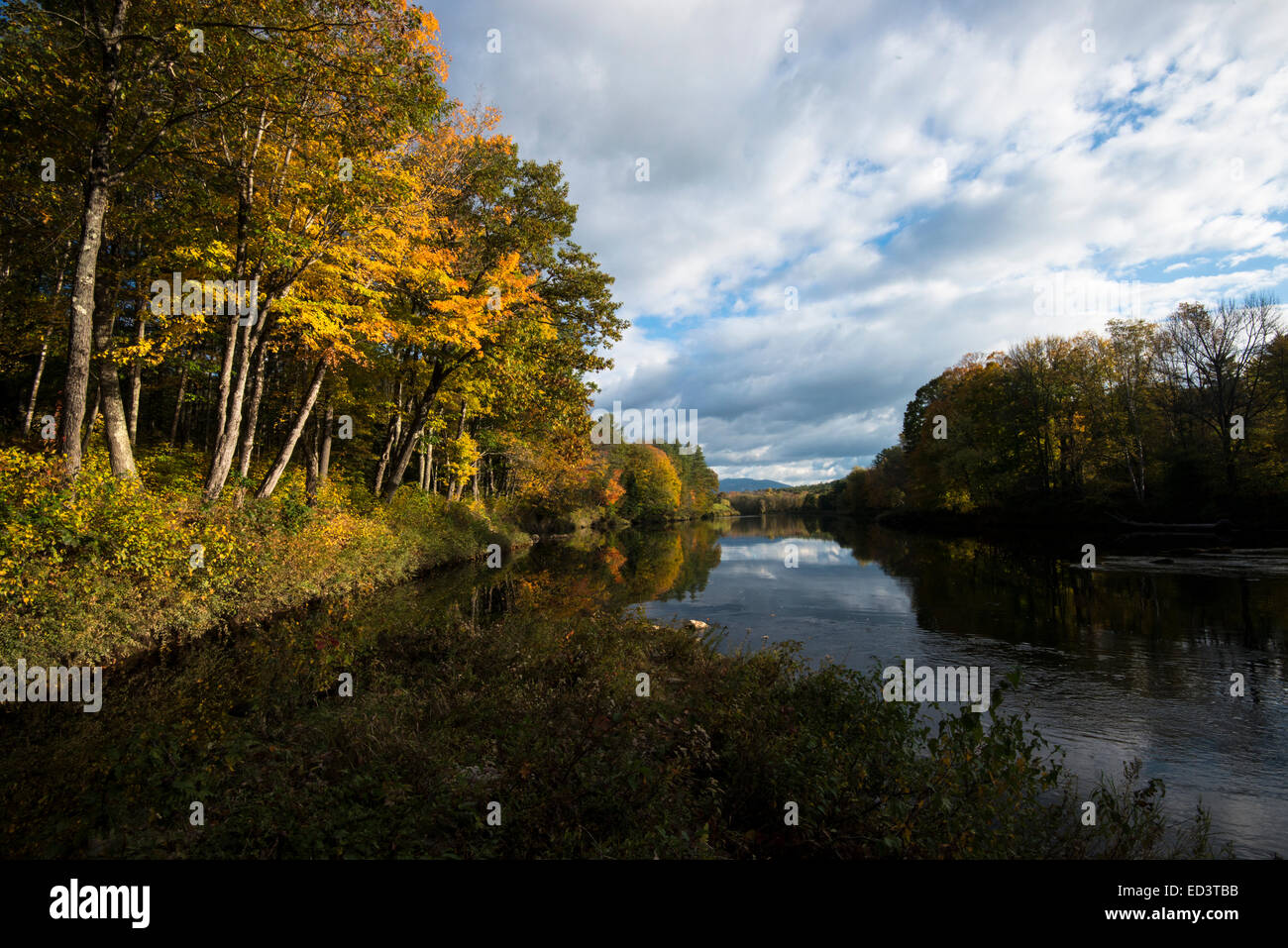 Farben des Herbstes auf New Hampshire Fluss Stockfoto