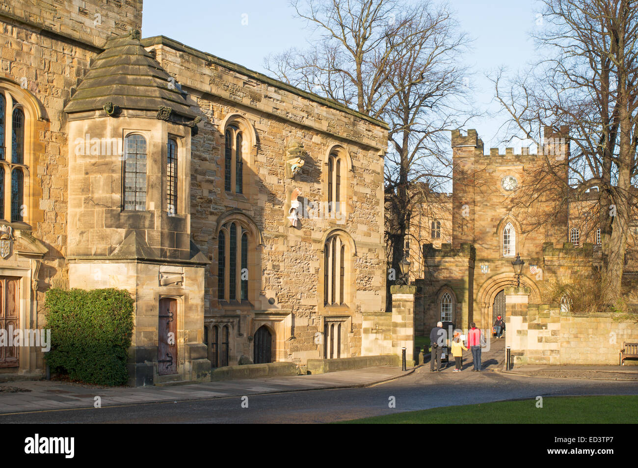 Besucher betrachten Durham University Library und Schloss Torhaus von Schloss grün, Durham City-Nord-Ost-England, UK Stockfoto