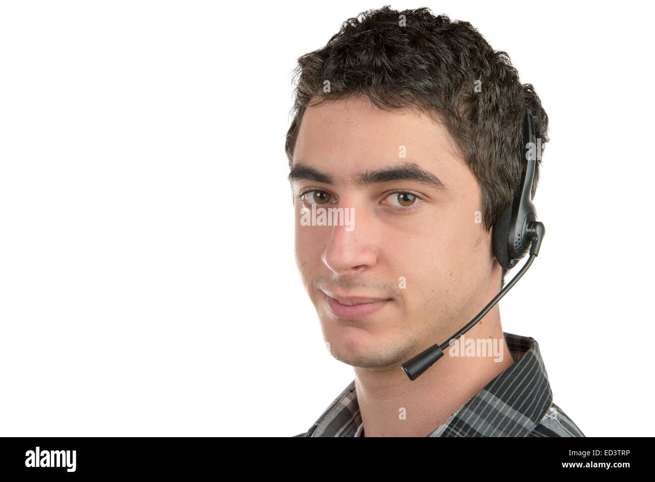 ein junger Mann arbeitet an der Hotline auf dem weißen Hintergrund Stockfoto