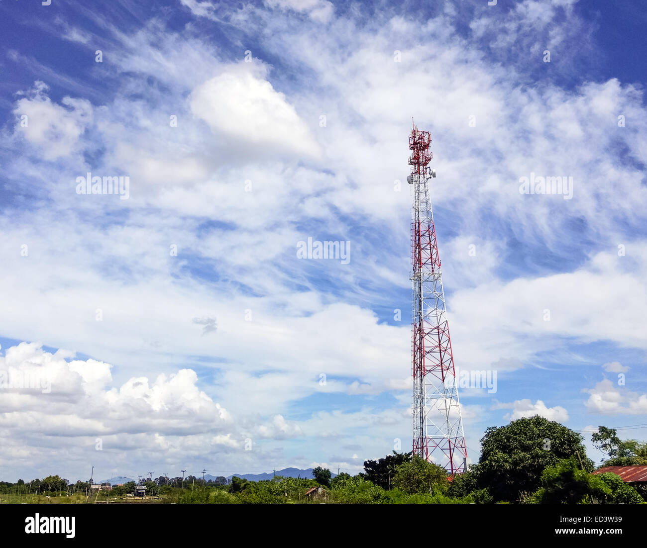 Fernmeldeturm auf dem Land in Thailand. Stockfoto