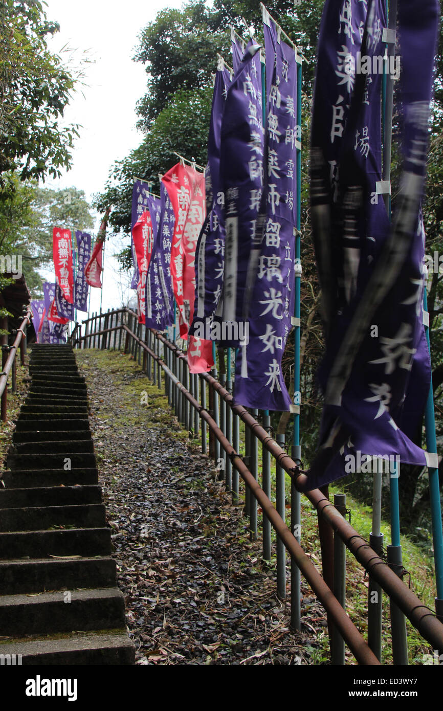 Farbige Banner wurden entlang einer Schiene auf dem Lande in der Nähe von Izumo (Japan) installiert. Stockfoto