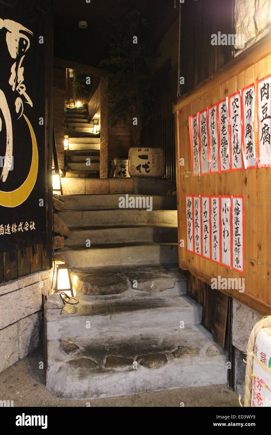Laternen wurden im Treppenhaus eines Restaurants in Osaka (Japan) installiert. Stockfoto