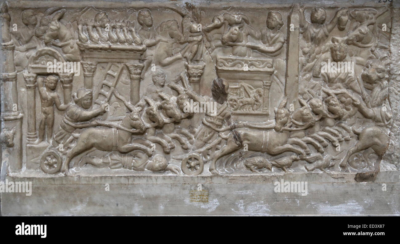 Römische Kunst. Bestandteil einer Frontplatte eines Sarkophags eines Kindes mit einem Wagenrennen im Circus Maximus. Marmor. 12:00. Stockfoto